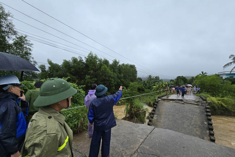 Bộ Nông nghiệp và Môi trường kiểm tra hiện trường sập cầu, sạt đập tại Quảng Ngãi