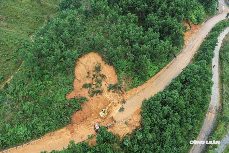 40 người chết và mất tích do mưa lũ, hàng chục tuyến giao thông miền Trung vẫn chia cắt