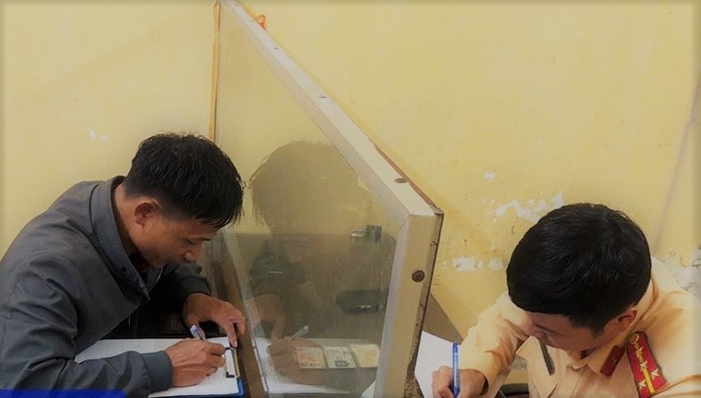 Ninh Bình: Xử phạt, trừ điểm GPLX đối với tài xế ô tô đi chiếm đường của xe ngược chiều