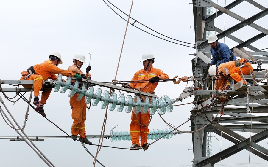 Hoàn thành thay thế cách điện đường dây 220kV mạch kép Thái Bình – Tiền Hải – Trực Ninh