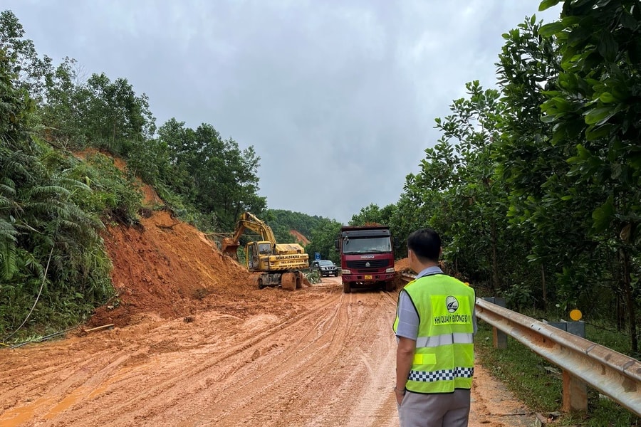 Những người giữ mạch máu giao thông giữa ngày mưa xứ Huế