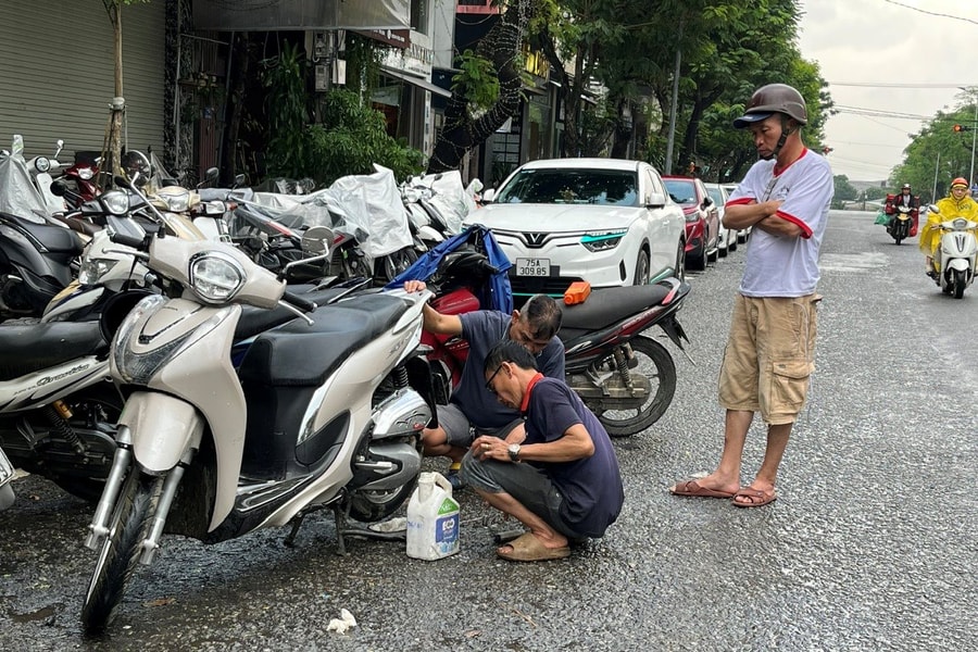 Hàng dài xe máy chờ sửa chữa tại Huế sau nhiều ngày ngâm trong nước lũ