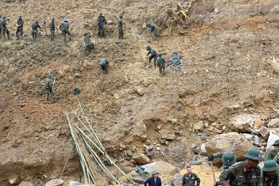 Quảng Ngãi: Bộ đội mở đường dẫn vào khu sạt lở có 1.700 người dân bị cô lập