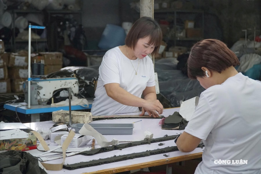 Sản xuất quần áo từ chai nhựa tái chế: Hướng đi mới của ngành thời trang xanh