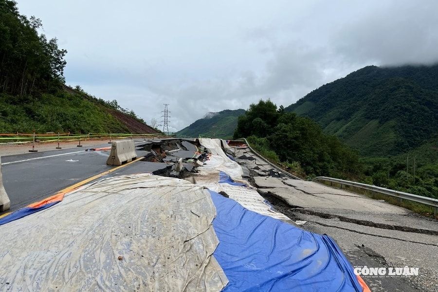 Khốc liệt hình ảnh mưa lũ gây đứt đường cao tốc La Sơn - Hòa Liên