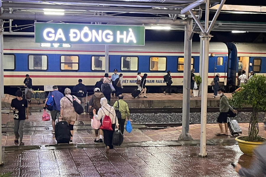 Tiếp tục tạm dừng chạy tàu khách tuyến Bắc - Nam do mưa lũ