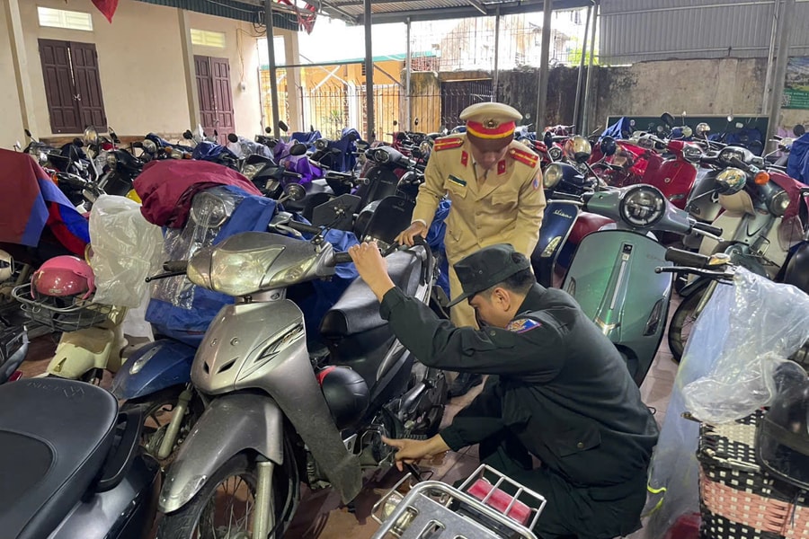 Lực lượng CSGT phát hiện học sinh cất hung khí trong xe tại nhiều địa phương