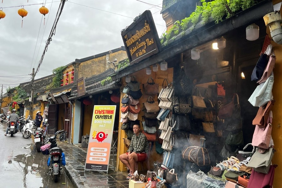 Sau cơn lũ dữ, Phố cổ Hội An lại sáng đèn