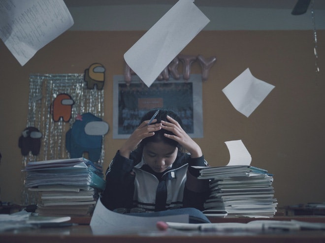 Cha mẹ cưỡng ép con học tập quá sức bị phạt tới 10 triệu đồng