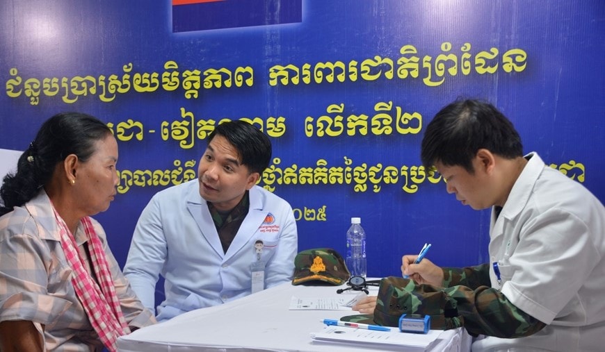 Quân y hai nước Việt Nam - Campuchia phối hợp khám, cấp thuốc miễn phí cho người dân biên giới