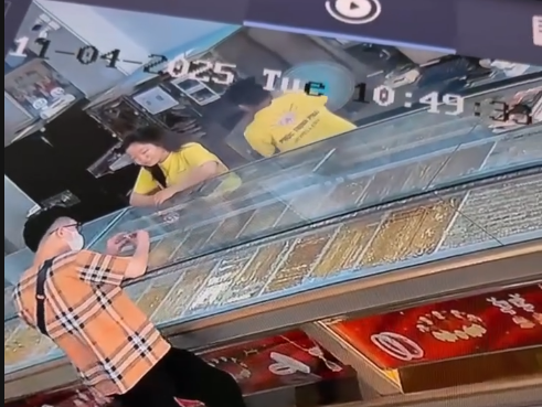 Công an đang truy xét 2 đối tượng cướp giật tại tiệm vàng trên đường Phan Đình Giót