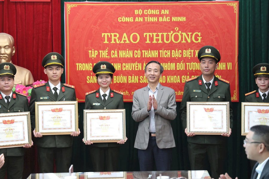 NXBGDVN khen thưởng lực lượng đánh sập sách giáo khoa giả, ngăn chặn ‘độc hại tri thức’