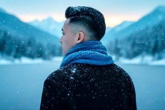 Giới trẻ 'phát sốt' với trào lưu tạo ảnh đứng giữa không gian tuyết trắng bằng AI