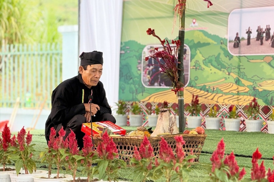 Đồng bào Cống rộn ràng vui Tết Hoa mào gà