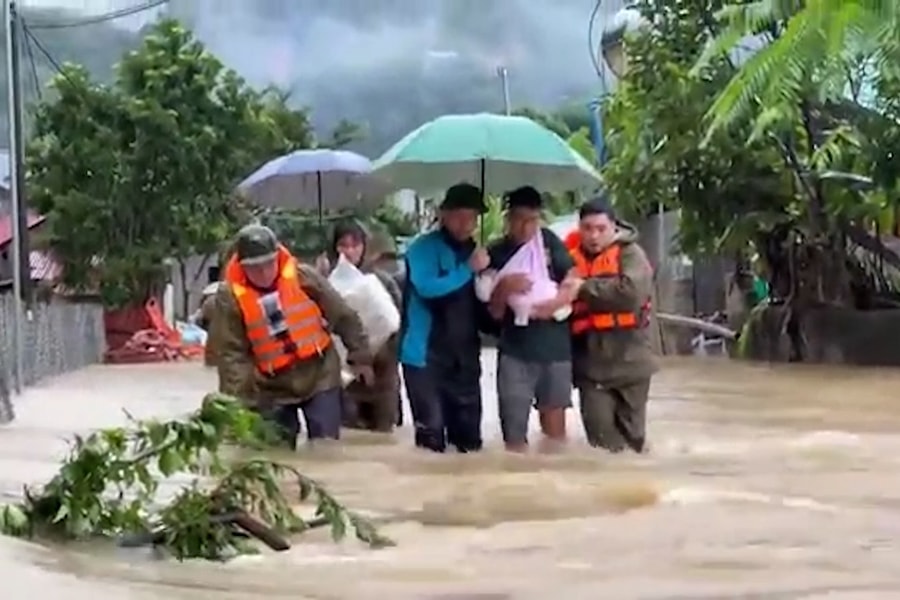 Bão Kalmaegi mạnh cấp 13 đổ bộ, cảnh báo thời thiết nguy hiểm cho miền Trung