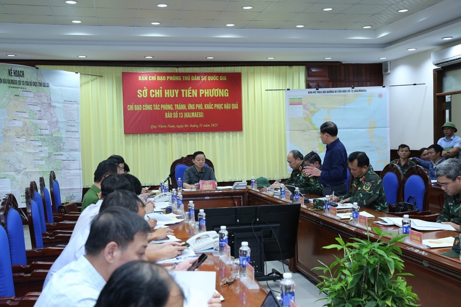 Phó Thủ tướng Trần Hồng Hà họp Sở Chỉ huy tiền phương ứng phó khẩn cấp bão Kalmeagi