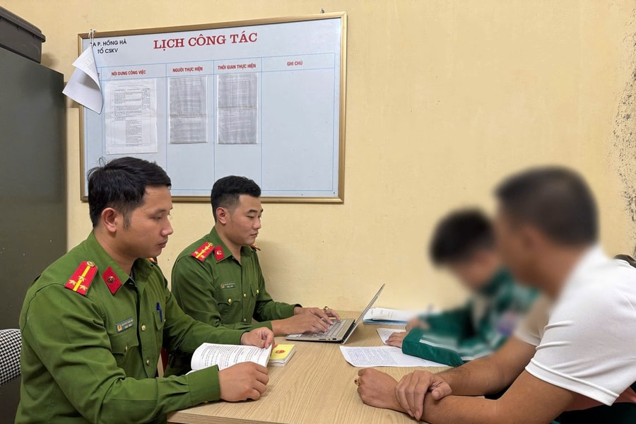 Mâu thuẫn trong lớp học, nam sinh hất bạn xuống hồ nước rồi bỏ đi