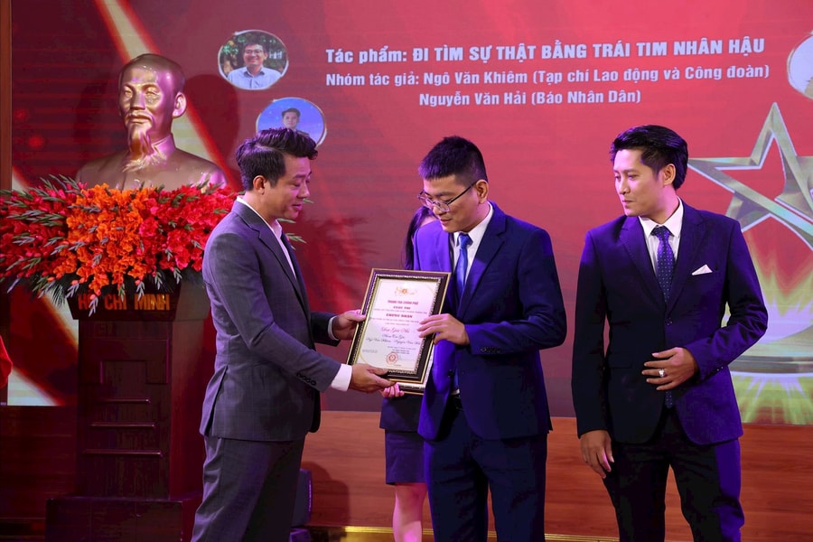 Từ dòng sông Kinh Thầy đến những mùa hoa nghề báo