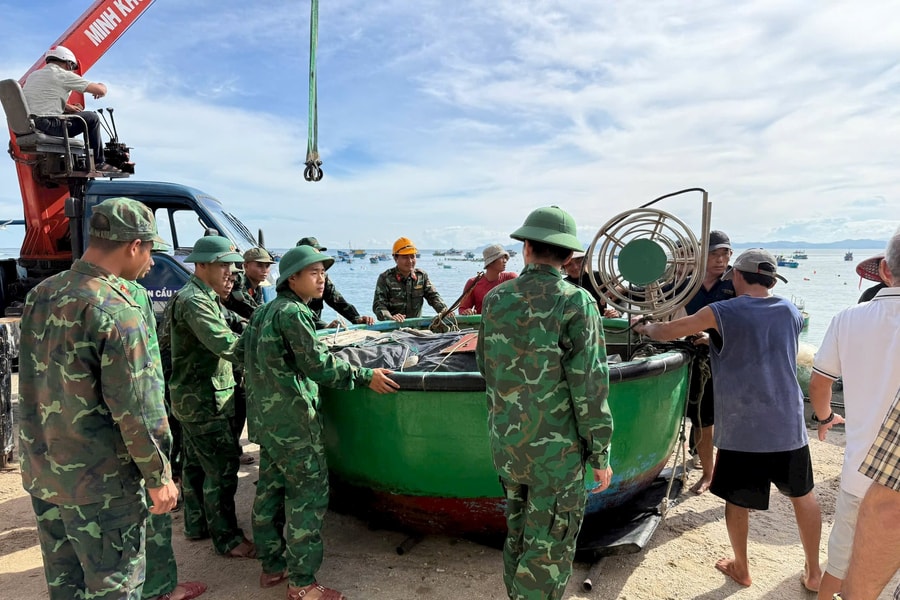 Bão số 13 đổ bộ đất liền, gió giật cấp 15: Hơn nửa triệu dân sơ tán tránh bão