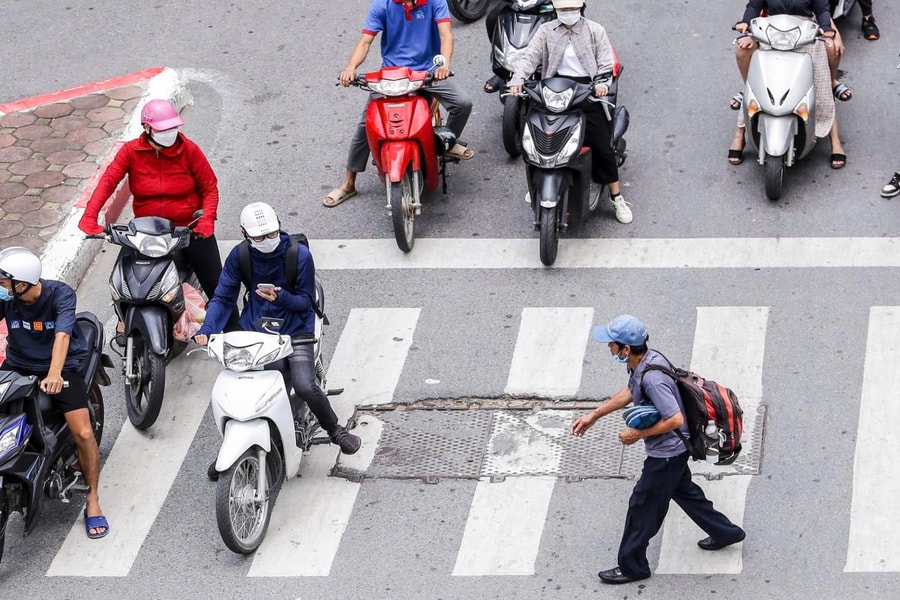 Văn hóa giao thông từ việc nhường đường cho người đi bộ