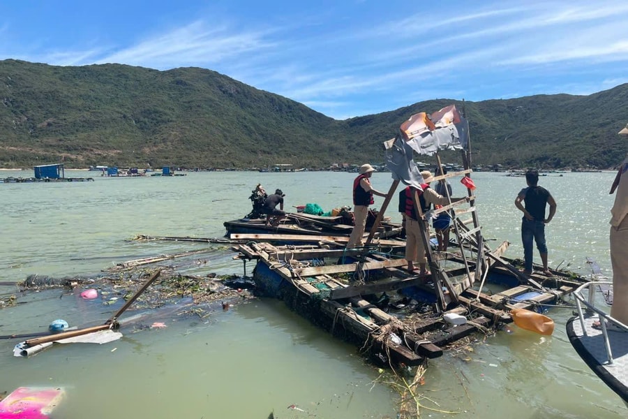 Sau bão số 13: CSGT cùng người dân Gia Lai dựng lại lồng bè, khôi phục sản xuất