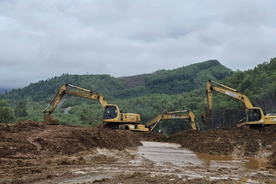 Mở đường tạm cho người dân đi khi Quốc lộ 14E sạt lở nghiêm trọng