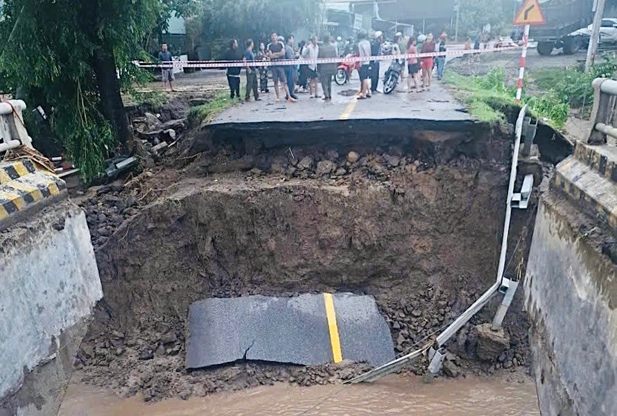 Gia Lai: Sập cầu trên đường Trường Sơn Đông do bão số 13