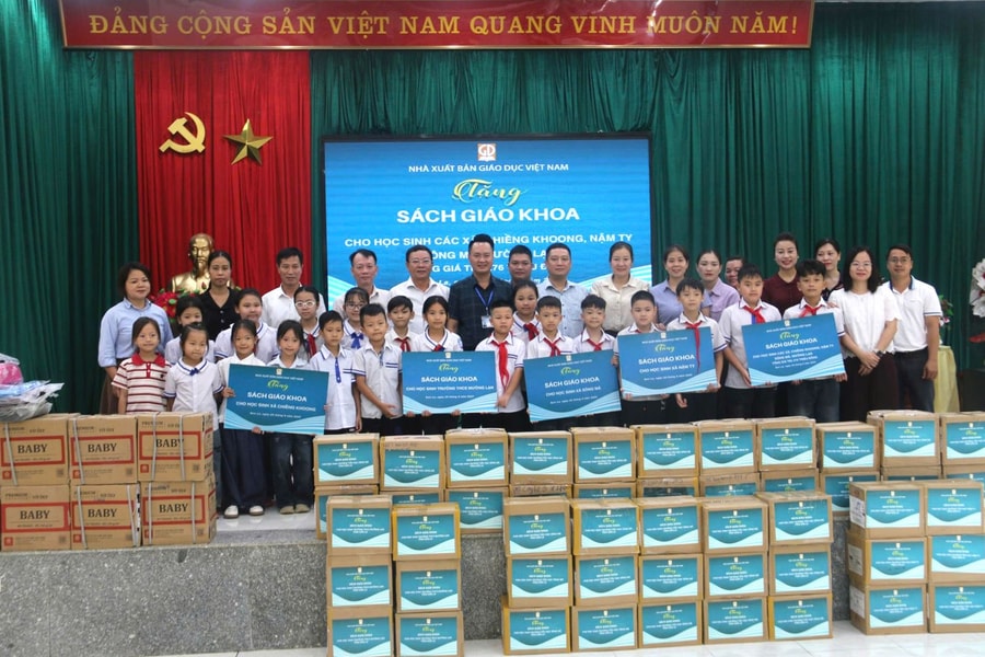 NXB Giáo dục Việt Nam: Luôn sẵn sàng đồng hành cùng thầy cô giáo và học sinh vùng bão lũ