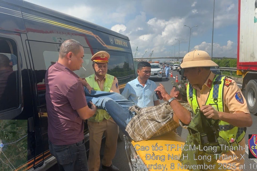 Tài xế xe khách đột quỵ trên cao tốc, được CSGT và y tế cứu sống kịp thời