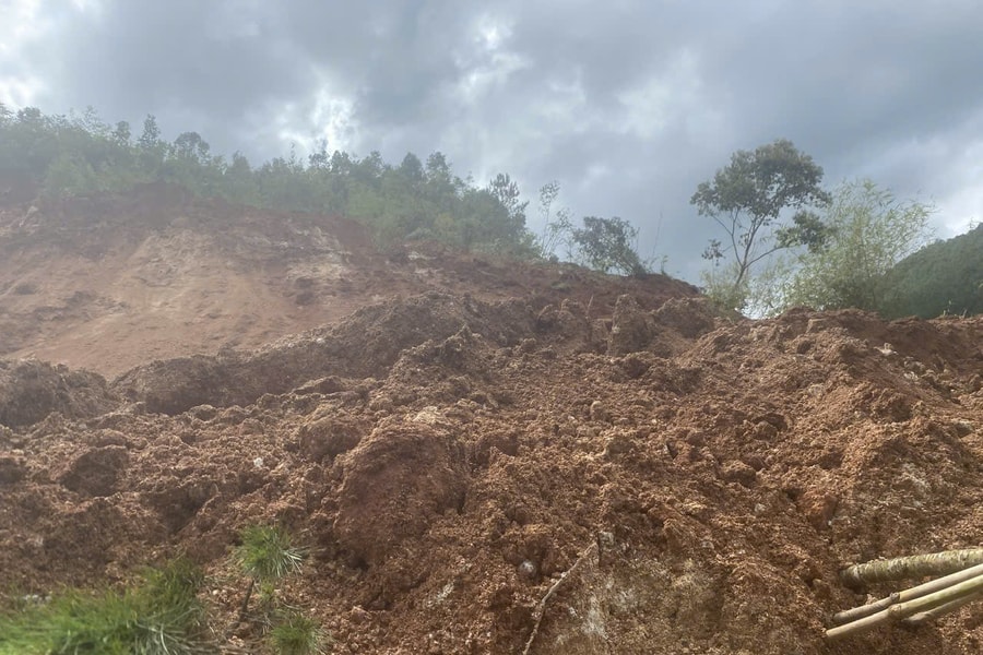 Nổ lớn sau động đất, đất đá tràn xuống vùi lấp đường ở Quảng Ngãi