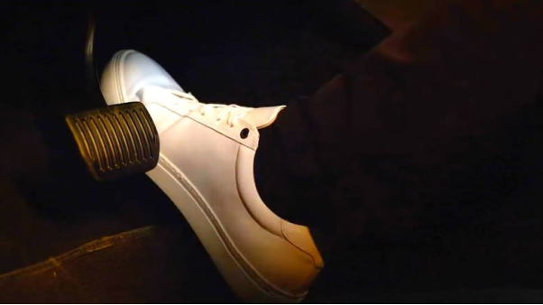 Tại sao Trung Quốc cấm lái xe bằng một bàn đạp