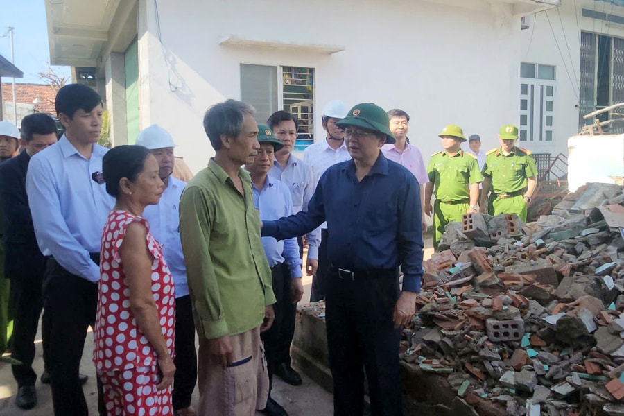 Sau bão số 13, không để người dân thiếu ăn, thiếu mặc, không có chỗ ở