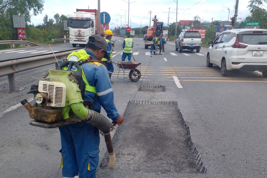 Sửa chữa, vá ổ gà trên Quốc lộ 1 và tuyến tránh TP Huế sau mưa lũ