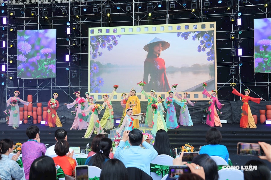 Hà Nội rực rỡ sắc màu 'Vũ điệu áo dài - Phụ nữ Thủ đô hội nhập và phát triển'