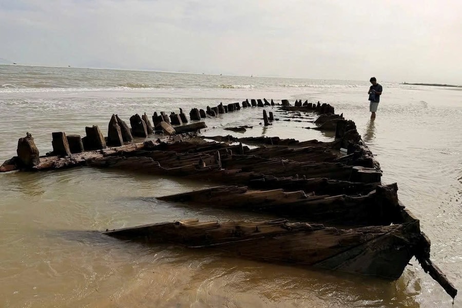 Đề xuất khai quật khẩn cấp tàu gỗ cổ ở bãi biển Hội An