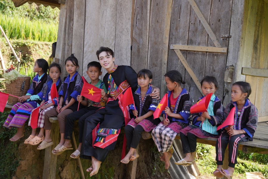 Hành trình lan tỏa tình yêu nước của ca sĩ trẻ 20 tuổi Lưu Quốc Vượng