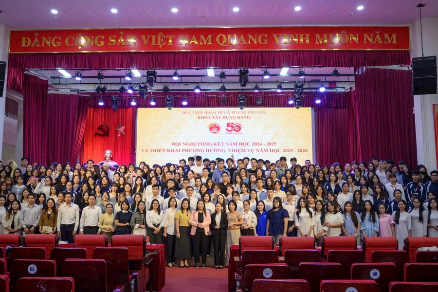 Khoa Xây dựng Đảng đón nhận Huân chương Lao động hạng Ba dịp kỷ niệm 50 năm ngày thành lập