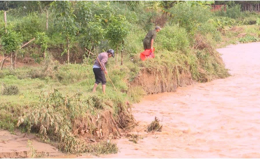 Quảng Ngãi: Nỗ lực tìm kiếm 2 nạn nhân mất tích do bị lũ cuốn