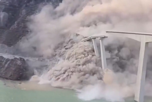 Lở đất khiến cây cầu mới khánh thành của Trung Quốc sụp đổ