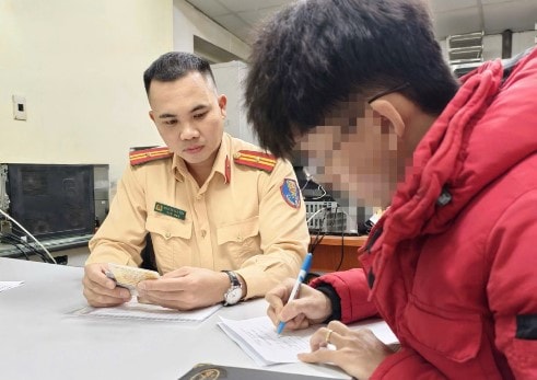Dùng khẩu trang che biển số, nam thanh niên đi xe SH bị phạt nặng tại Hà Nội