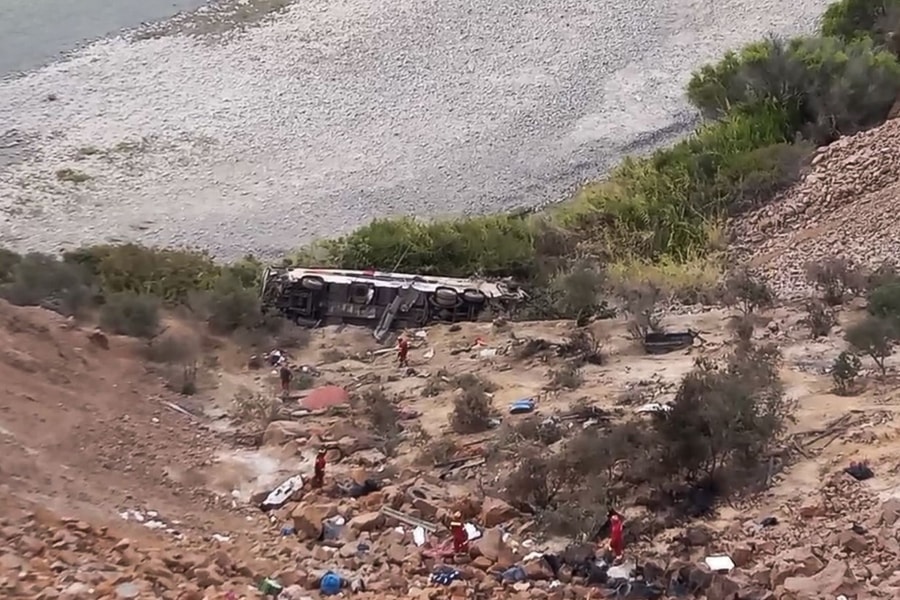 Ít nhất 37 người thiệt mạng trong vụ xe buýt rơi xuống khe núi ở Peru