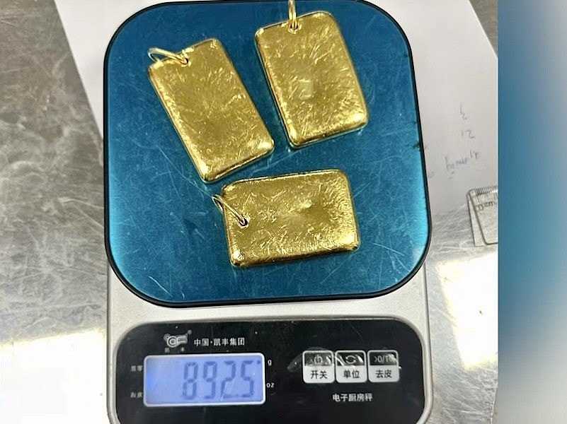 Hải quan Nội Bài phát hiện hành khách mang 3 miếng kim loại nghi là vàng