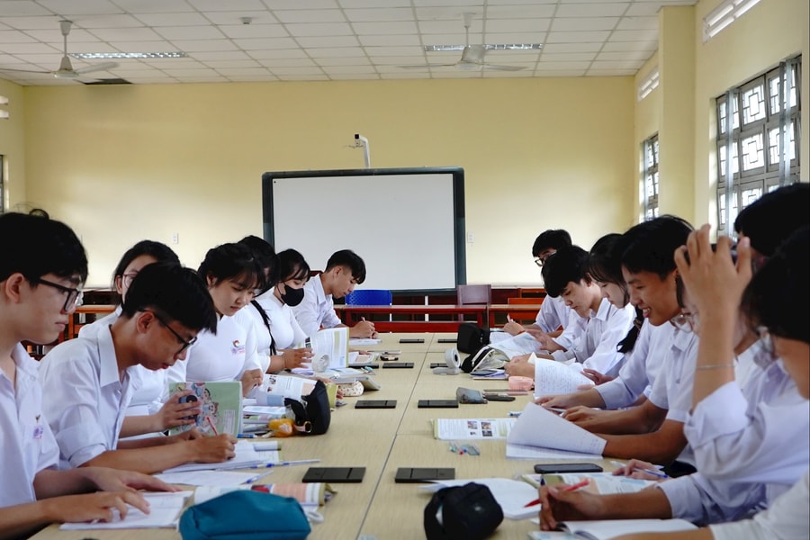 Sách riêng cho học sinh giỏi là 'thiếu thực tế, chưa hiểu đúng về bản chất của giáo dục năng khiếu và vai trò của SGK'