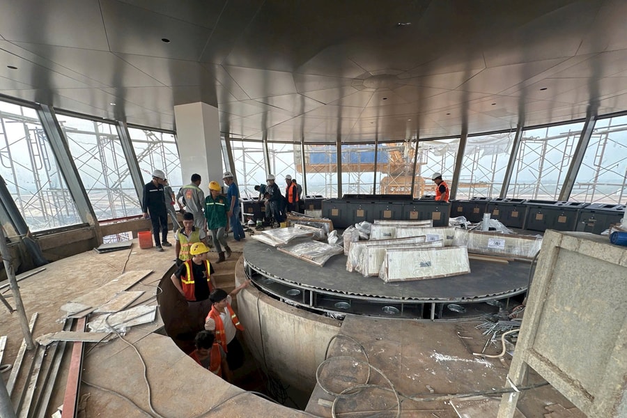 Lắp đặt, hoàn thiện thiết bị bên trong tháp không lưu Long Thành