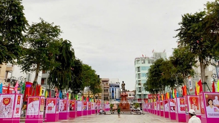 Triển lãm tranh cổ động tấm lớn về Ngày Tổng tuyển cử đầu tiên tại An Giang