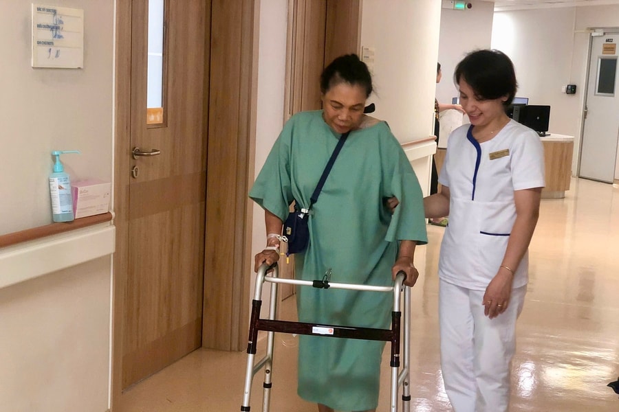 Ca mổ thay cùng lúc hai khớp gối, chấm dứt hơn 10 năm đau đớn cho nữ bệnh nhân 67 tuổi