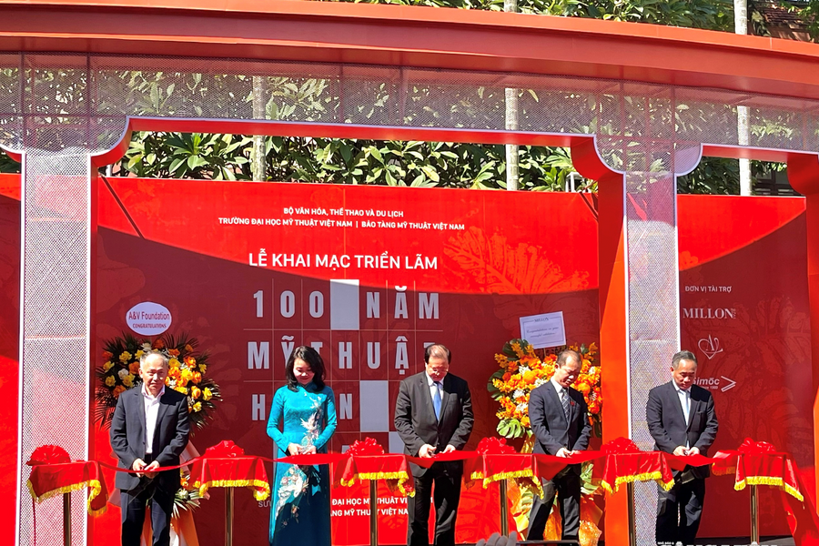 Khai mạc triển lãm '100 năm Mỹ thuật hiện đại'