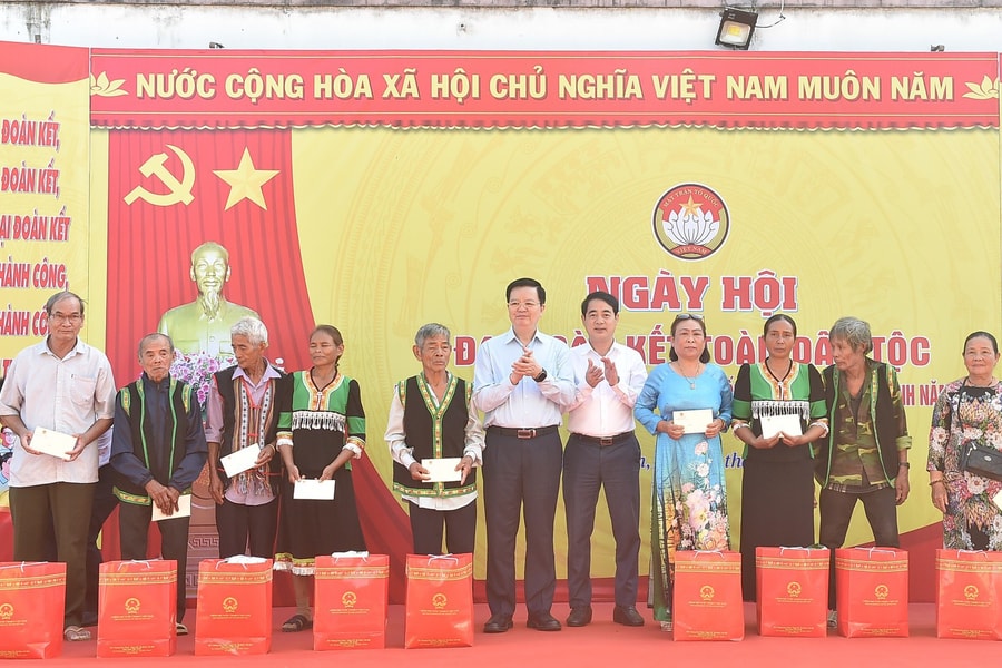 Phó Thủ tướng Mai Văn Chính dự ngày hội đại đoàn kết toàn dân tộc tại xã Bắc Khánh Vĩnh,  Khánh Hòa