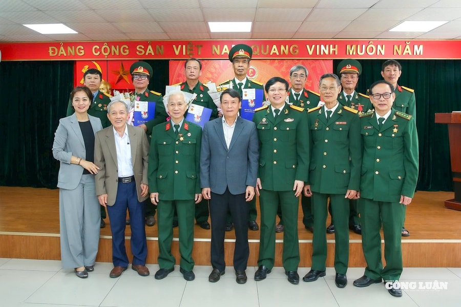 Gặp mặt và trao Kỷ niệm chương cho hội viên Hội Cựu chiến binh Cơ quan Trung ương Hội Nhà báo Việt Nam