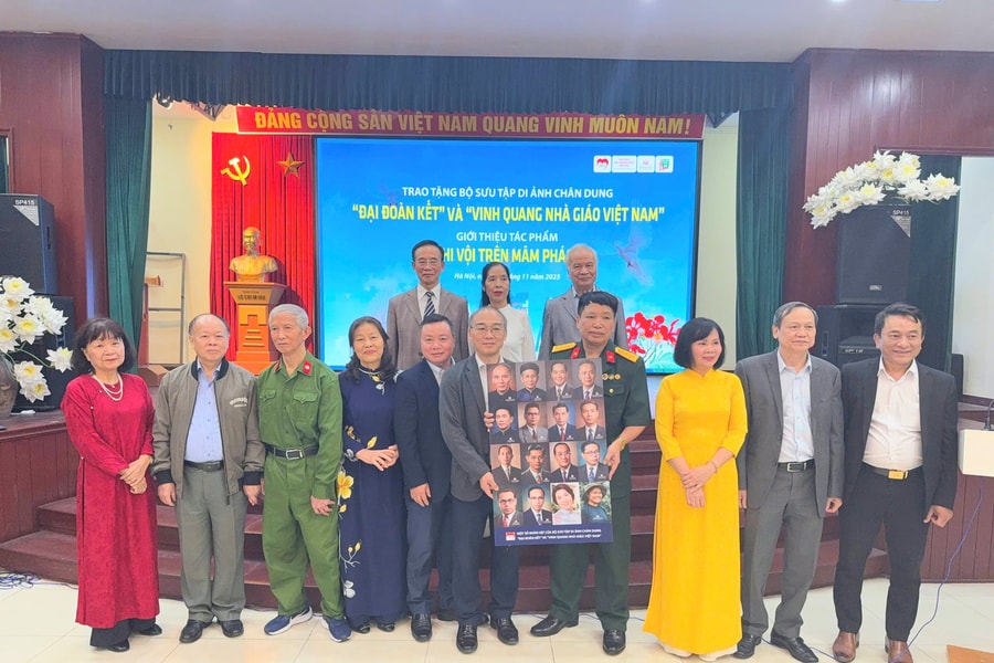 Trao tặng Bộ sưu tập di ảnh chân dung 'Đại đoàn kết' và 'Vinh quang Nhà giáo Việt Nam'